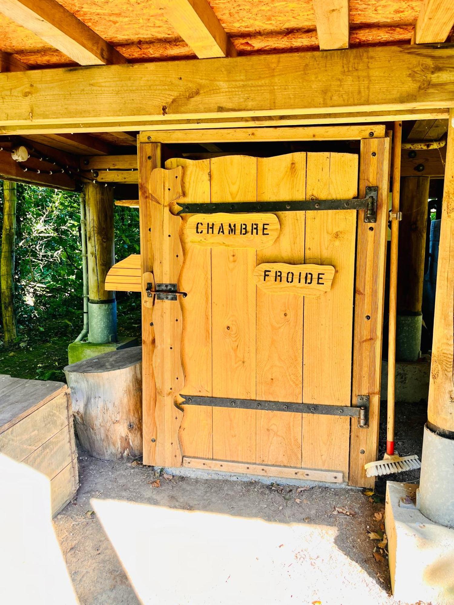 La Cabane Perchee Du Trappeur Écrainville Εξωτερικό φωτογραφία